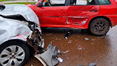 Imagem referente a notícia: Acidente na Avenida Brasil deixa quatro feridos, incluindo crianças, em Cascavel