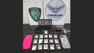 Imagem referente a notícia: Casal é detido com porções de cocaína durante abordagem da ROMU no Centro de Cascavel