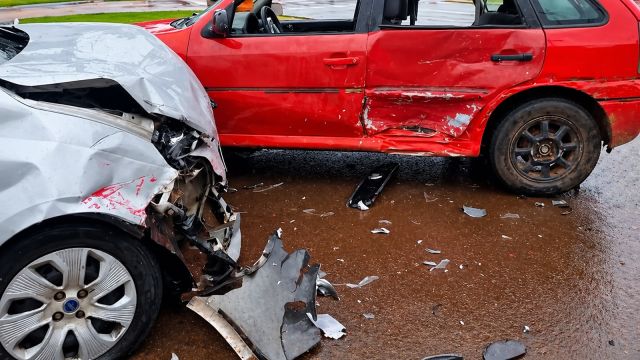 Imagem referente a notícia: Acidente na Avenida Brasil deixa quatro feridos, incluindo crianças, em Cascavel
