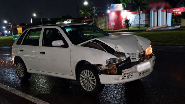 Imagem referente a notícia: Gol bate na traseira de caminhão na BR-277 e acidente termina sem feridos em Cascavel
