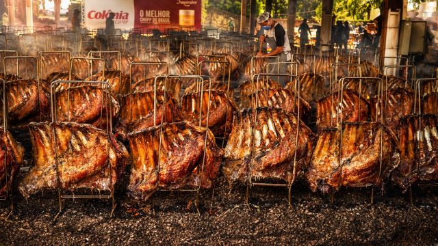 Imagem referente a notícia: Cascavel é a casa do maior costelão de fogo de chão do mundo neste Dia do Trabalhador