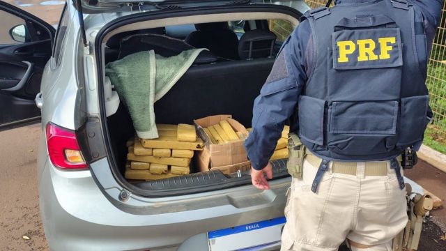 Imagem referente a notícia: PRF apreende 54 kg de maconha na BR-277 e prende motorista em flagrante em Cascavel
