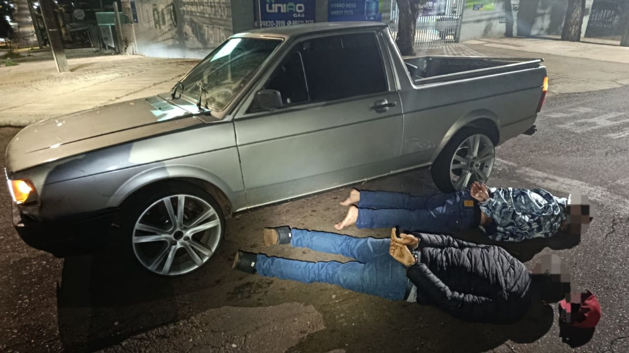 Saveiro furtada é recuperada horas depois e dois homens são detidos em Cascavel