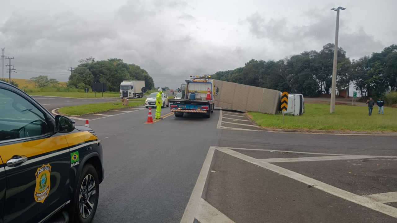 Colisão entre caminhões deixa motorista ferido e interdita parcialmente a BR-373 em Ipiranga