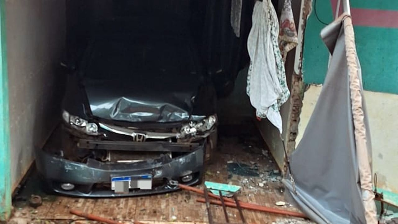 Homem invade casa de vizinho com carro após briga entre cães e acaba detido pela GM em Cascavel