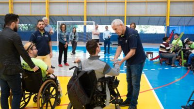 Imagem referente a notícia: Pentacampeão Ricardinho e Itaipu visitam atletas do Maestro PCD, em Foz
