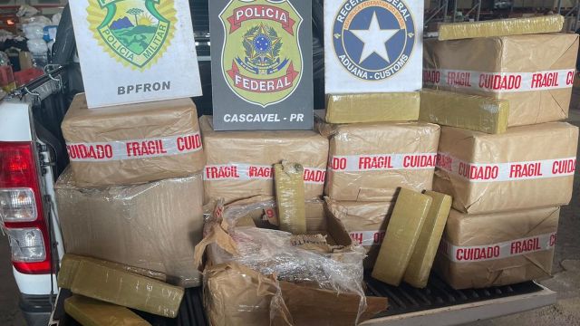 Imagem referente a notícia: Ação integrada apreende mais de 139 kg de maconha e 920 pacotes de cigarros contrabandeados em Cascavel