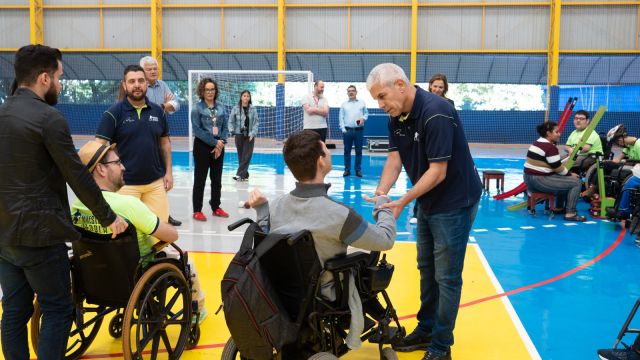 Imagem referente a notícia: Pentacampeão Ricardinho e Itaipu visitam atletas do Maestro PCD, em Foz