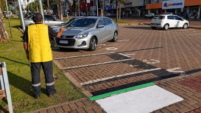 Imagem referente a notícia: Guardador de carro não pode constranger motorista, determina nova lei aprovada em Cascavel
