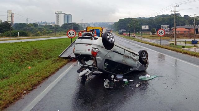 Imagem referente a notícia: Colisão entre carro e caminhão termina em capotamento e interdita BR-376 por duas horas em Ponta Grossa