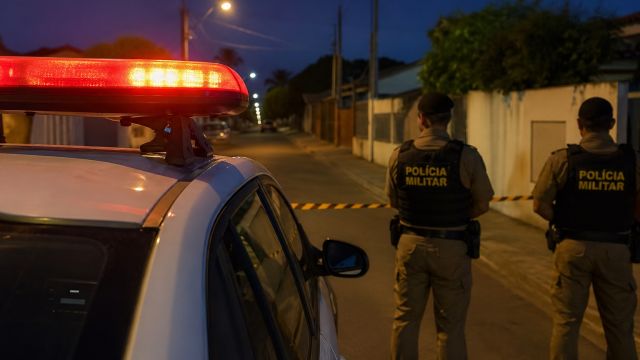 Imagem referente a notícia: Homem mata pitbull a tiros após ataque em via pública e caso vai parar na delegacia no Paraná