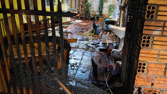 Imagem referente a notícia: Incêndio em residência mobiliza bombeiros na Região do Lago, em Cascavel