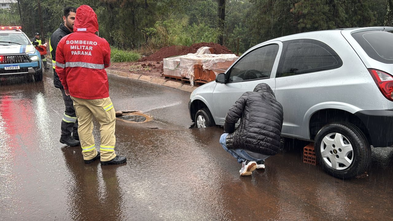 Chuva intensa faz asfalto ceder e carro é engolido por buraco em Cascavel