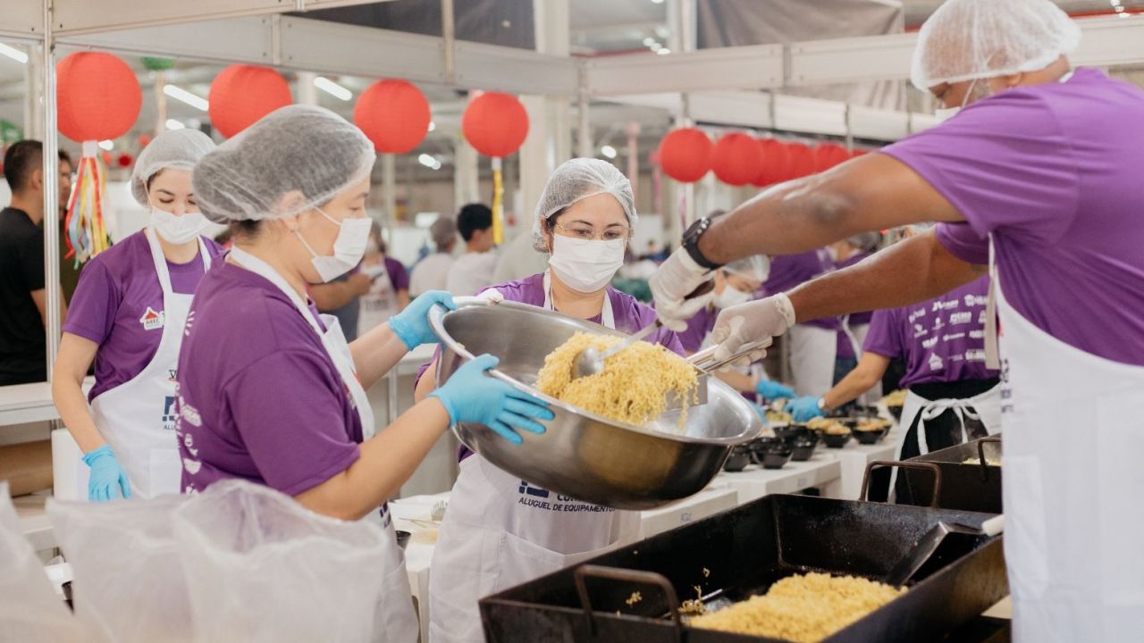 Força-tarefa de voluntários garante o autêntico yakisoba na 8ª Nipofest