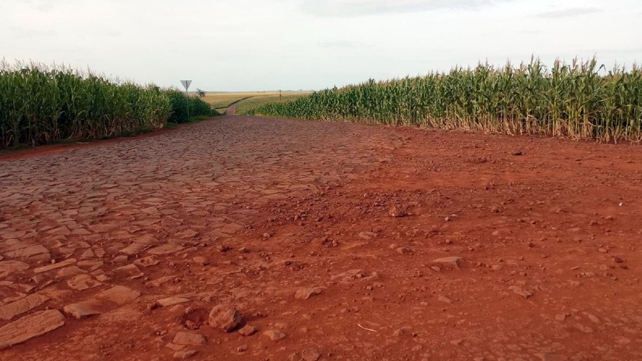 DER/PR doa 21 mil m² de pedras poliédricas a Cafelândia para melhoria de estradas rurais