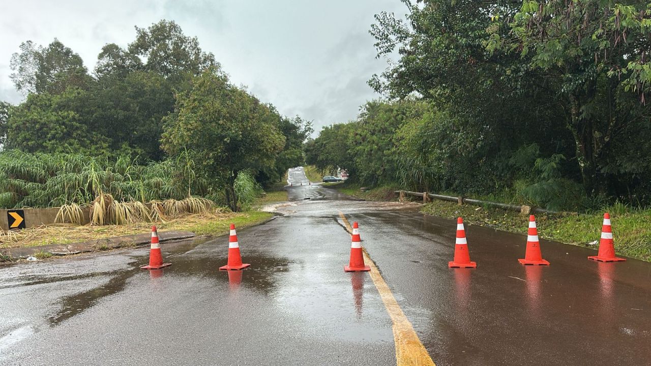 Temporal em Cascavel causa alagamento e interdita acesso ao Lago na saída da BR-277