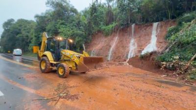 Imagem referente a notícia: BR-277 é totalmente liberada após queda de barreira e bloqueio no km 460 em Laranjeiras do Sul