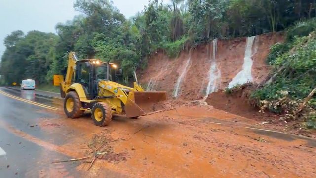 Imagem referente a notícia: BR-277 é totalmente liberada após queda de barreira e bloqueio no km 460 em Laranjeiras do Sul