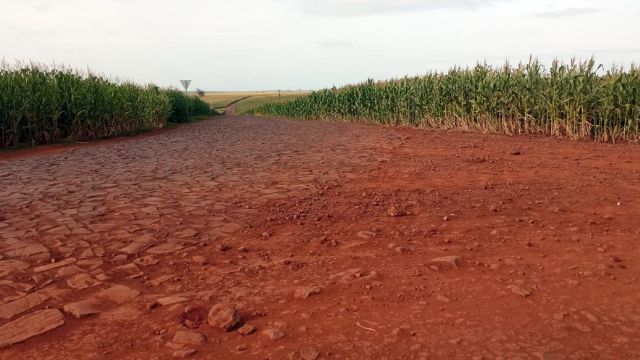 Imagem referente a notícia: DER/PR doa 21 mil m² de pedras poliédricas a Cafelândia para melhoria de estradas rurais