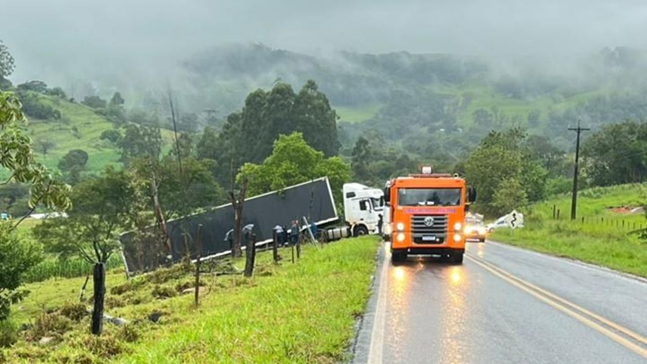 Carreta carregada com estrutura de som sai da pista na PR-484 e mobiliza operação com guinchos no Oeste do Paraná