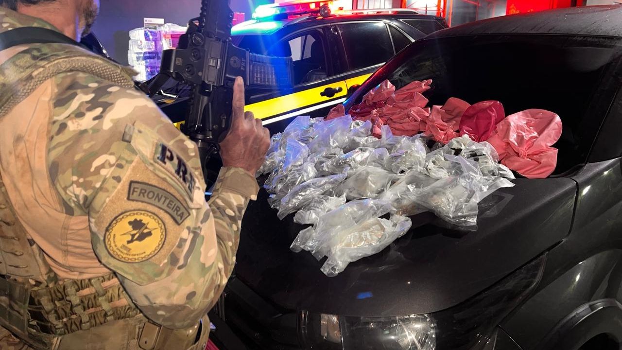Cocaína e haxixe são encontrados escondidos em tanque de combustível durante abordagem da PRF no Paraná