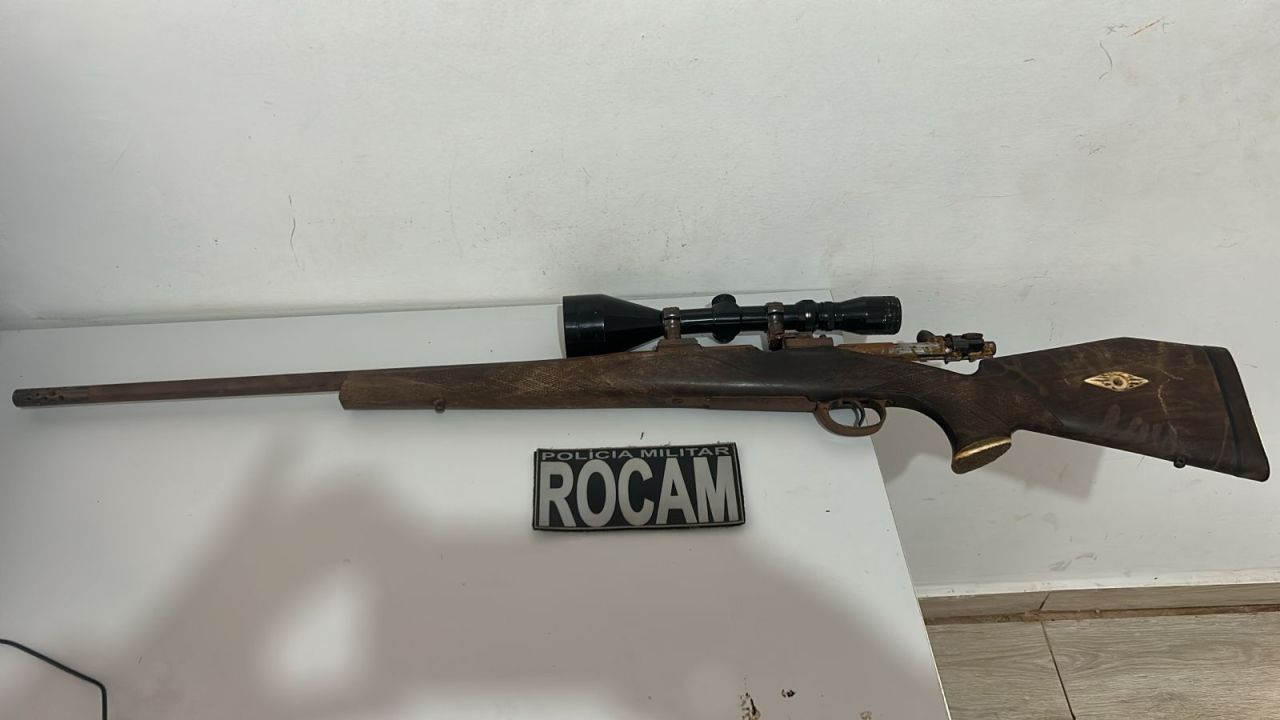 Homem é preso após agredir a mãe e ser flagrado com arma de calibre 7,62 em Foz do Iguaçu