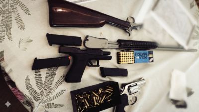 Imagem referente a notícia: Delegacia da Mulher apreende arsenal após denúncia de ameaça de morte em caso de violência doméstica em Foz do Iguaçu