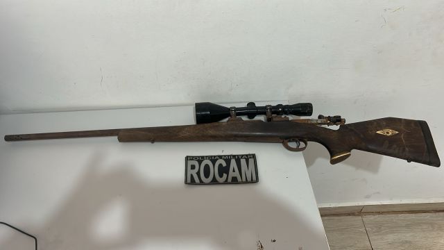 Imagem referente a notícia: Homem é preso após agredir a mãe e ser flagrado com arma de calibre 7,62 em Foz do Iguaçu