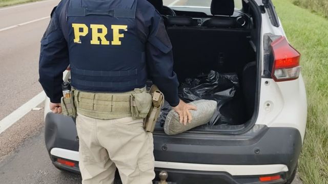 Imagem referente a notícia: PRF apreende 121 quilos de maconha e skunk na BR-277 e prende motorista em flagrante no Paraná