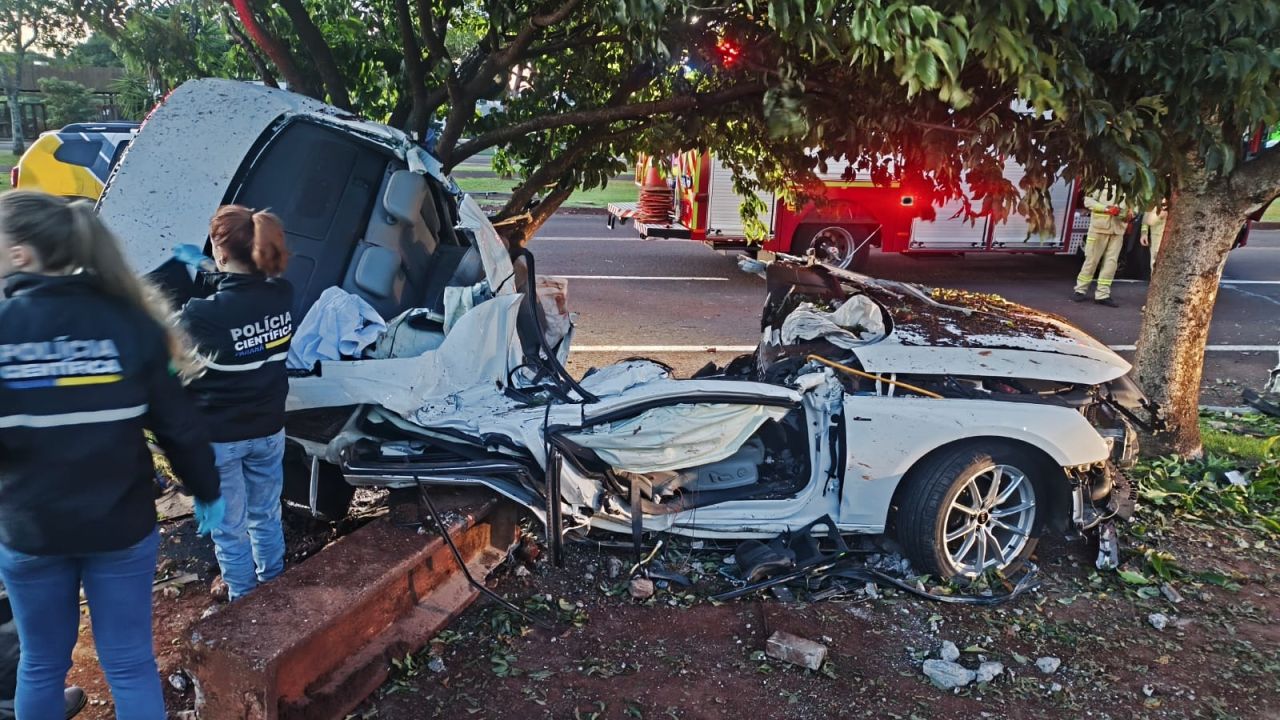 Audi A4 arranca poste após batida e deixa duas pessoas mortas em Cascavel