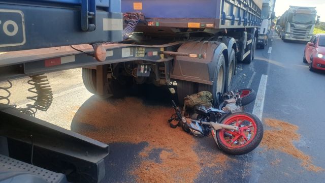 Imagem referente a notícia: Motociclista fica ferido após colisão lateral com caminhão na BR-376, em Ponta Grossa