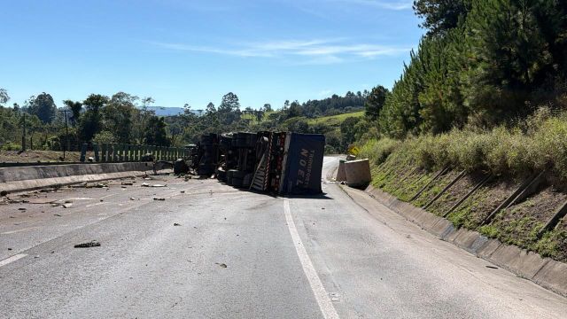Caminhão com carga de papel tomba e interdita BR-376 na Serra do Cadeado, no Paraná