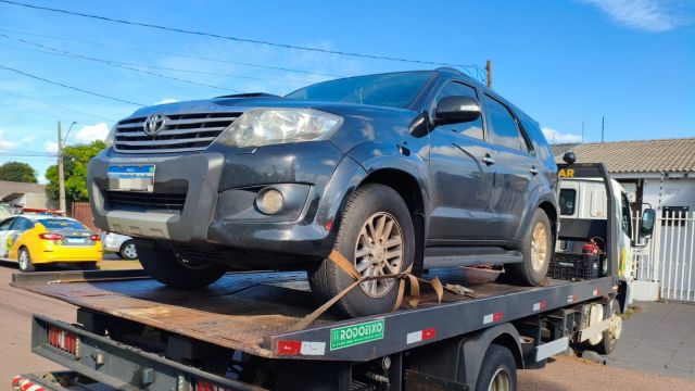 Imagem referente a notícia: Veículo furtado é recuperado pela PM em Cascavel; homem de 26 anos é preso no bairro Santa Cruz