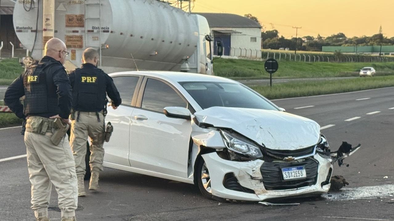 Imagem referente a notícia: Motorista embriagado é preso após bater em carro oficial da Câmara de Cascavel na BR-163