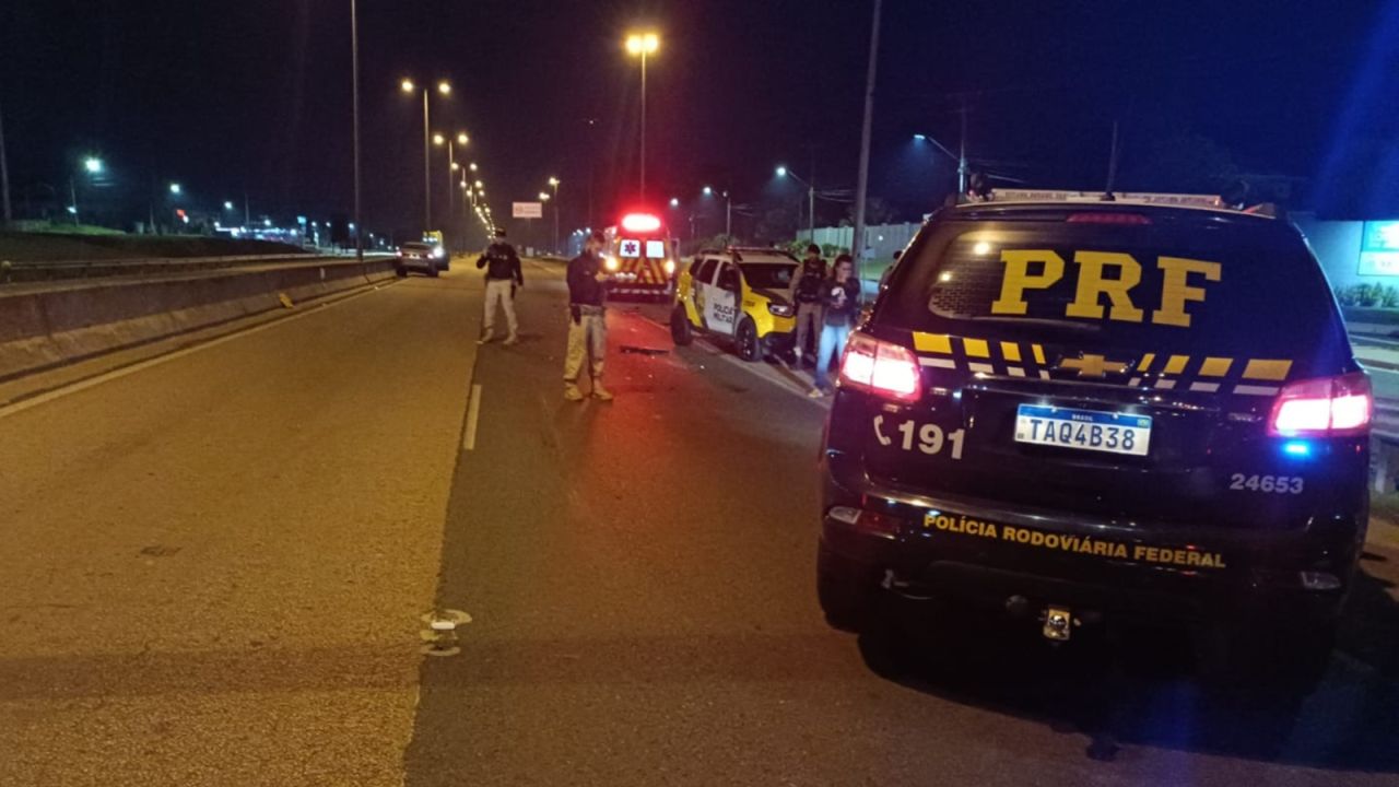 PRF prende motorista bêbado que bateu em viatura e feriu policial na Grande Curitiba