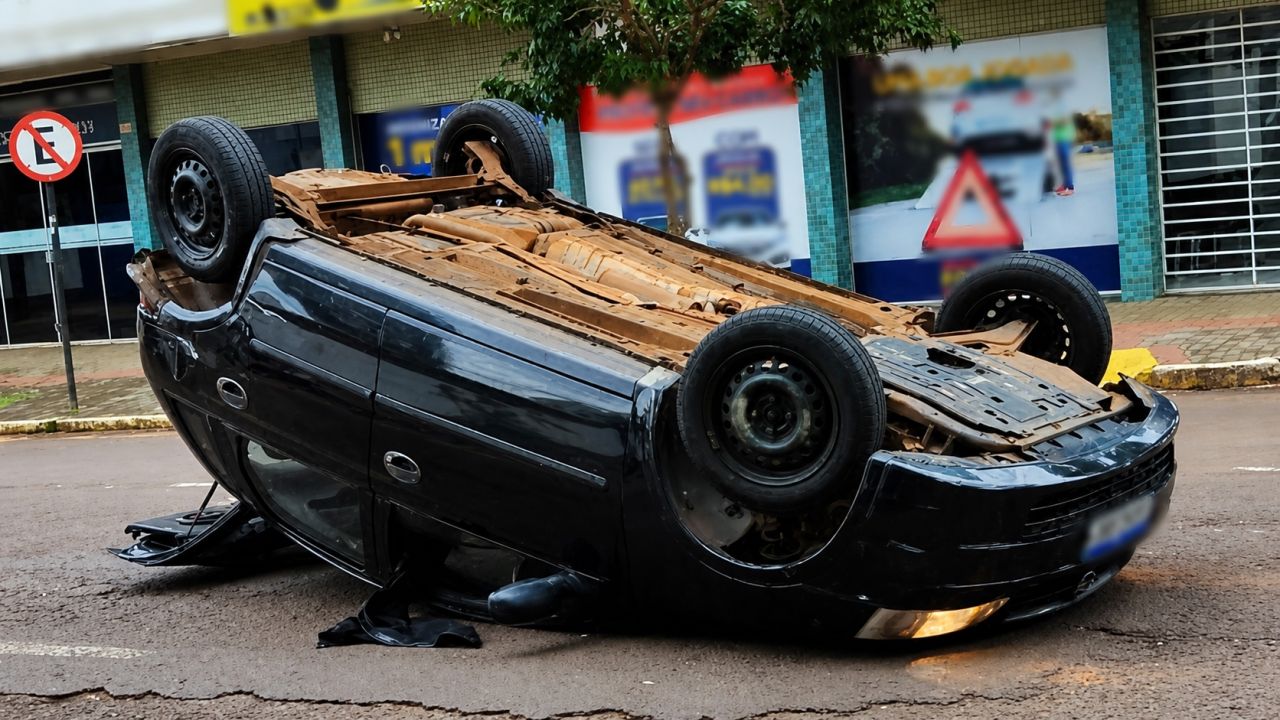 Corsa capota após colisão com Nivus em cruzamento com semáforo no Centro de Cascavel