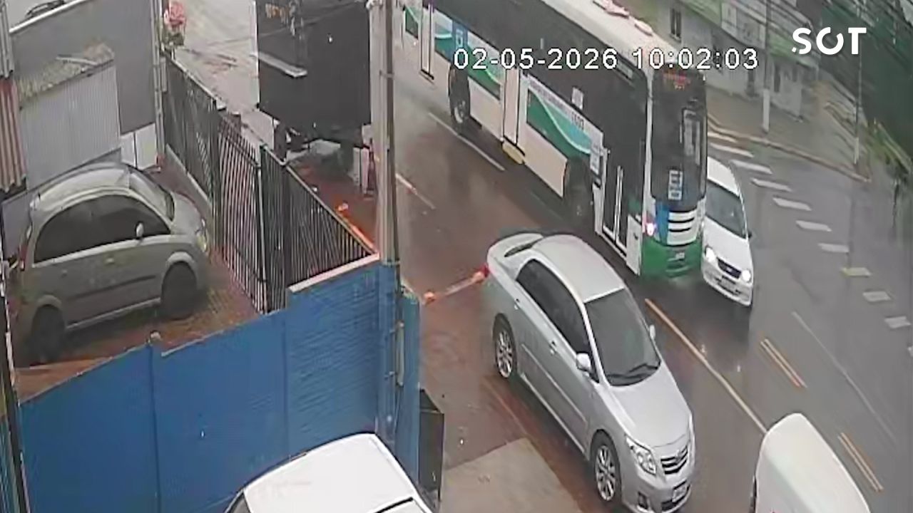 Câmera flagra colisão entre carro e ônibus em frente ao Terminal Nordeste e deixa idosa ferida em Cascavel