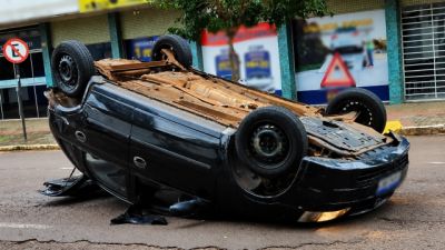 Imagem referente a notícia: Corsa capota após colisão com Nivus em cruzamento com semáforo no Centro de Cascavel