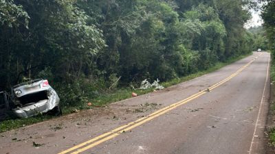 Imagem referente a notícia: Carros batem contra árvores na PR-364 e deixam três feridos em Campina da Lagoa