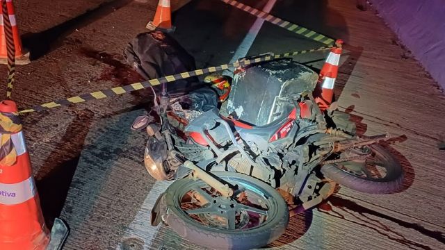 Imagem referente a notícia: Motociclista morre após bater na traseira de caminhão na BR-376, em Jandaia do Sul