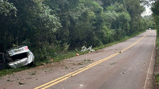 Carros batem contra árvores na PR-364 e deixam três feridos em Campina da Lagoa