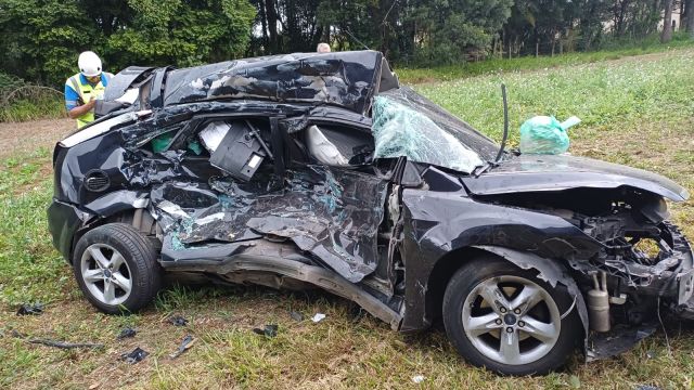 Imagem referente a notícia: Ford Focus perde controle e bate em dois caminhões na BR-373 em Ponta Grossa