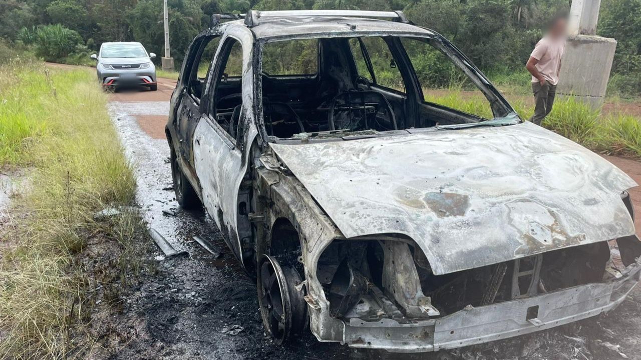 Carro pega fogo e fica destruído após falha mecânica na zona rural de Cascavel