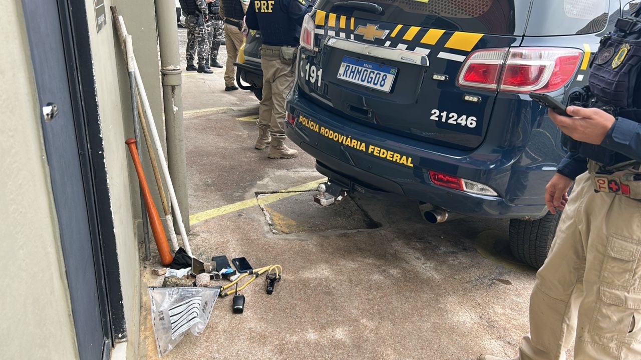 PRF e PM prendem cinco torcedores após tentativa de emboscada contra ônibus do Londrina na BR-376