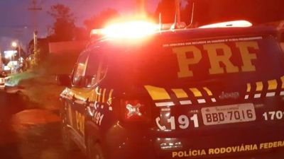 Imagem referente a notícia: Colisão frontal deixa uma pessoa morta e interdita parcialmente rodovia BR-277 em Céu Azul