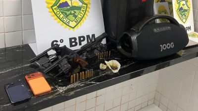 Imagem referente a notícia: Operação da PM termina com prisão de dois homens e apreensão de armas e drogas em casa de eventos no Bairro Santa Felicidade
