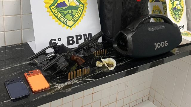 Imagem referente a notícia: Operação da PM termina com prisão de dois homens e apreensão de armas e drogas em casa de eventos no Bairro Santa Felicidade