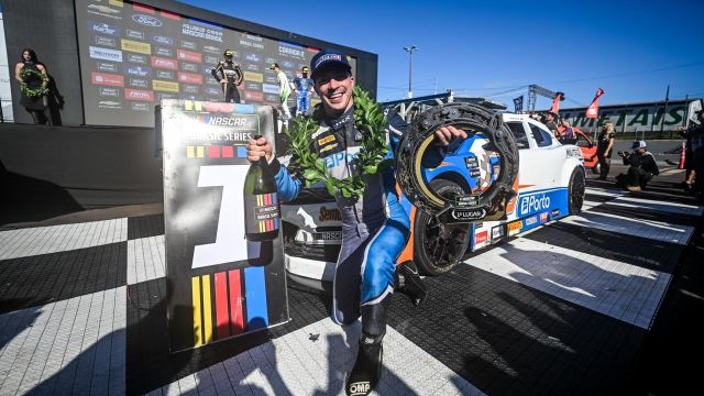 Imagem referente a notícia: NASCAR Brasil: Nicolas Costa vence a corrida deste domingo em Cascavel
