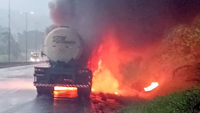 Imagem referente a notícia: Caminhão pega fogo e interdita totalmente a BR-376 em Guaratuba