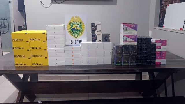 Imagem referente a notícia: PM apreende celulares, tablets e cigarros eletrônicos em ônibus durante ação em Cascavel